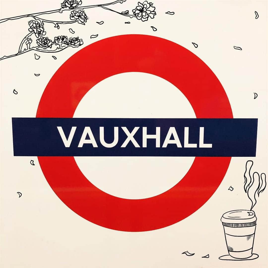 姫沢さんのインスタグラム写真 - (姫沢Instagram)「Vauxhall ☂️ #londontrip #vauxhall #londonunderground #doodles #doodleedit #uktravel #イギリス #外国人」4月8日 18時37分 - himezawa