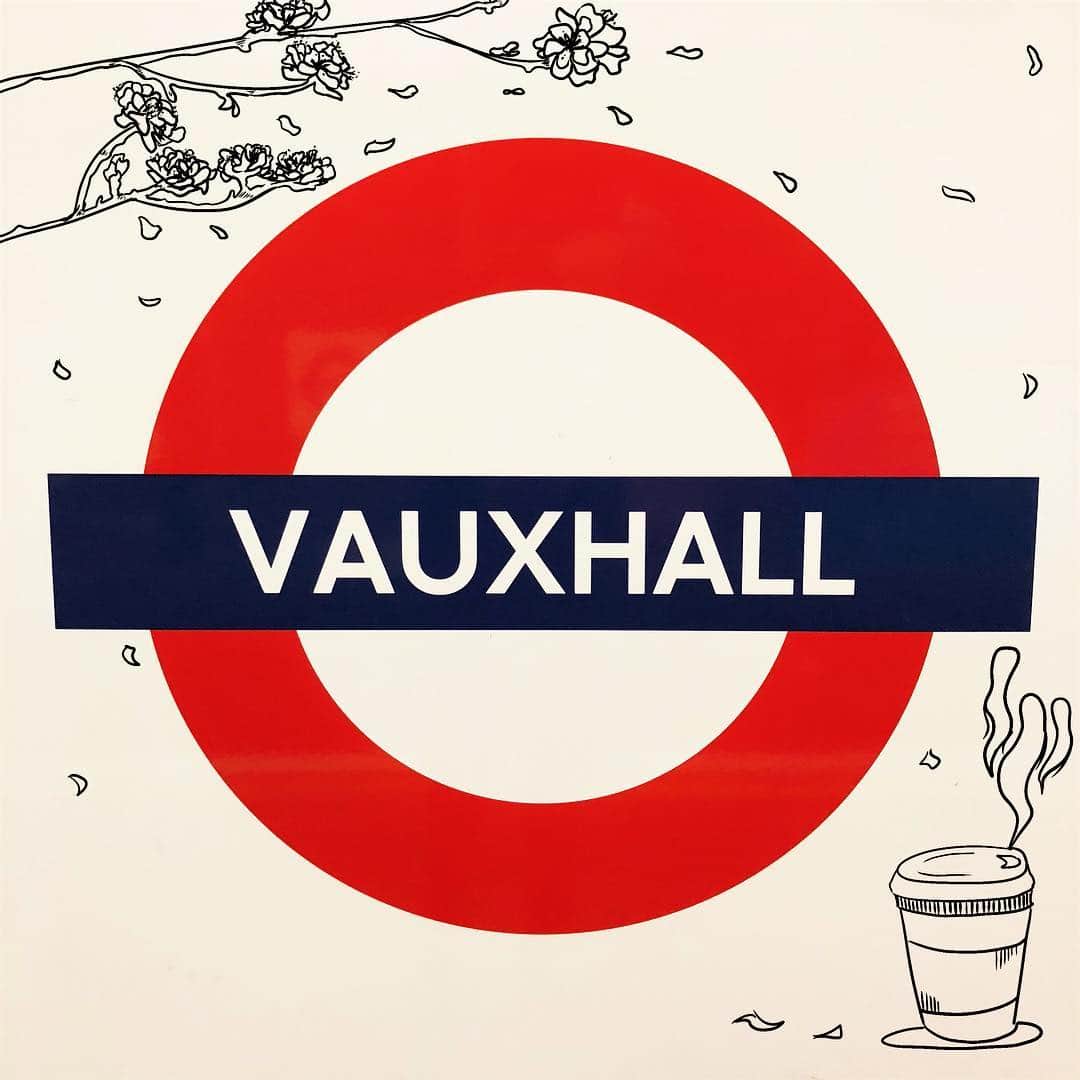 姫沢のインスタグラム：「Vauxhall ☂️ #londontrip #vauxhall #londonunderground #doodles #doodleedit #uktravel #イギリス #外国人」