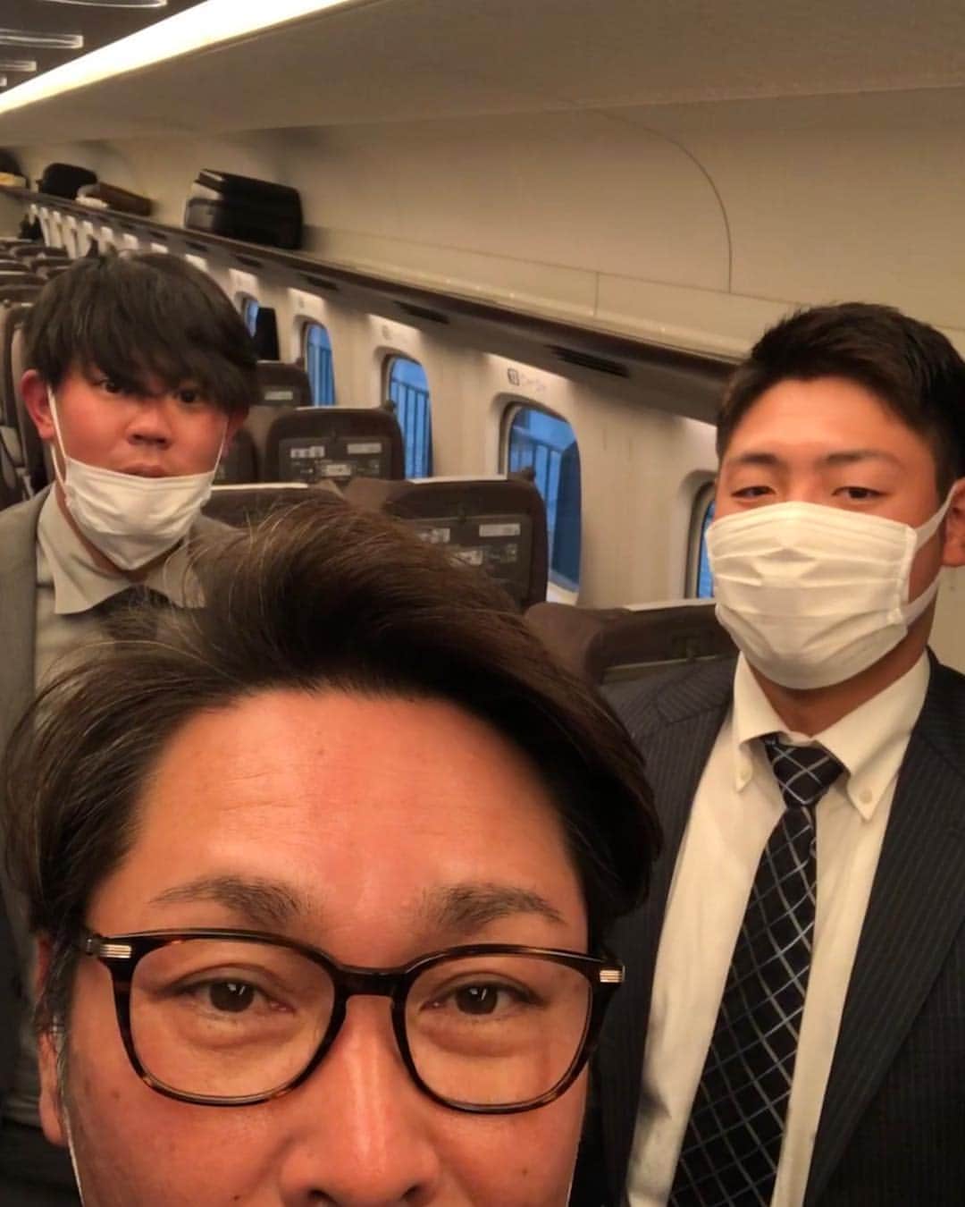 元木大介のインスタグラム：「名古屋に乗り込んだぞ！ 明日から頑張ります💪 岡本選手と山口選手⚾️ #元木の一言 #元木大介 #日本 #japan #プロ野球 #野球 #読売ジャイアンツ #ジャイアンツ #巨人 #giants #baseball #岡本和真 選手 #山口俊 選手」