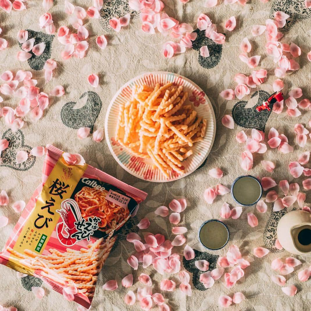 カルビーさんのインスタグラム写真 - (カルビーInstagram)「🌸『かっぱえびせん 桜えび』 ﻿ ﻿ 🌸今年の桜はゆっくり咲き。もう少し眺められそう♪ これから開花の皆さんも楽しみですね！ ﻿ ﻿ 🌸桜といえば...毎年人気の期間限定商品『かっぱえびせん 桜えび』が登場です ﻿ 🦐桜えびを丸ごと使った、ほんのりピンク色の生地と軽い食感がほっこりな「かっぱえびせん」です♪ ﻿ ﻿ ＊全国のお店で期間限定販売中です。 ﻿ ﻿ #calbee #カルビー #かっぱえびせん #桜 #桜えび #えび #pink #季節限定 #期間限定 #サクサク #咲く #cherryblossoms #sakura #お花見 #令和 #入学式 #新学期 #おめでとう #春 #おしゃれさんと繋がりたい #写真好きな人と繋がりたい #インテリア #アウトドア #ほろよい #instagood #yummy #japanesefood #snack」4月8日 18時38分 - calbee_jp