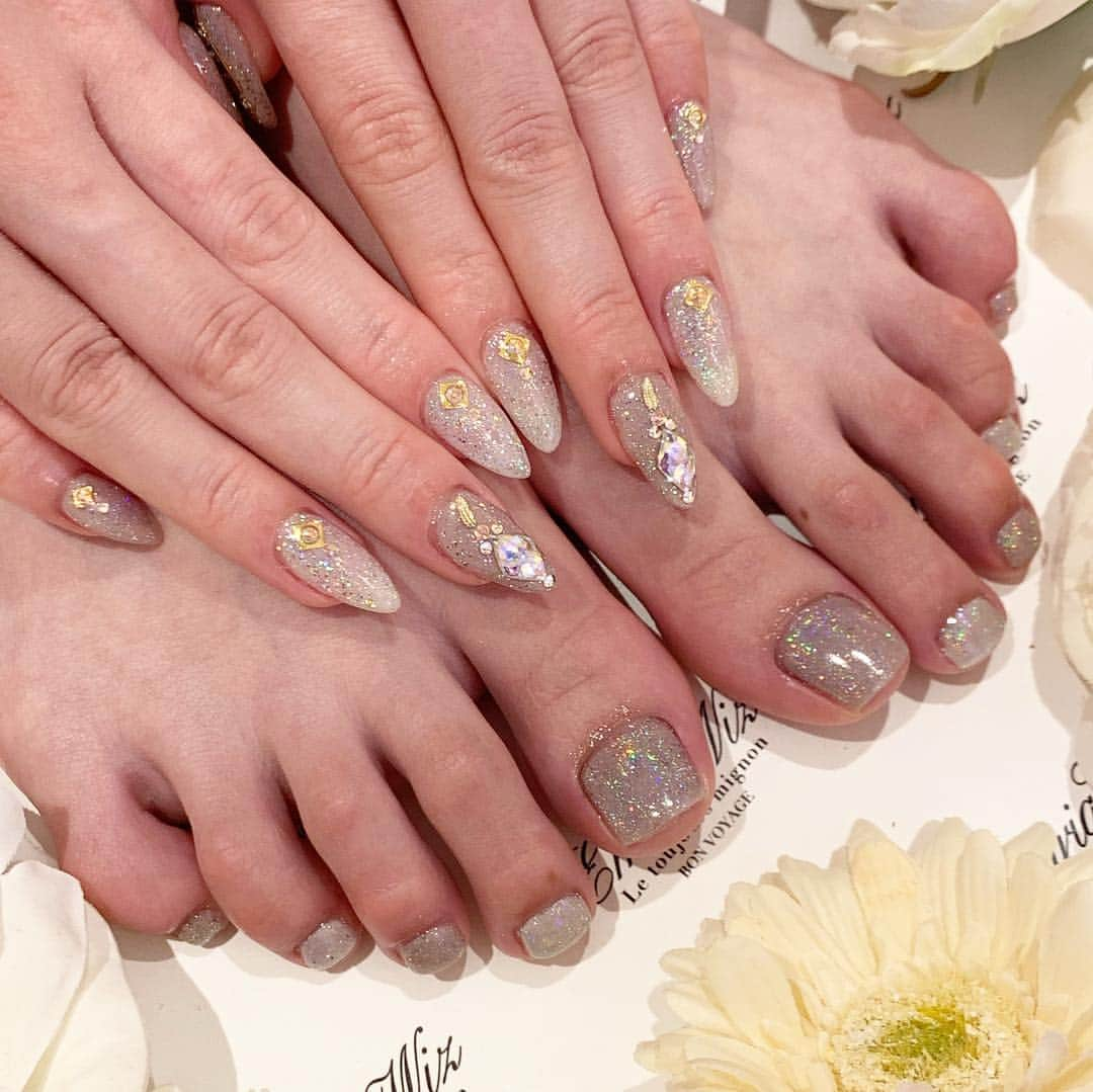 伊東亜梨沙さんのインスタグラム写真 - (伊東亜梨沙Instagram)「newnail💍 今回はhand&foot👄 いつもの @emiriawiz_nailhair で✨ 可愛くてずっと見てる🥺笑 . . #nail #ネイル #newnail」4月8日 18時39分 - arisa__917m