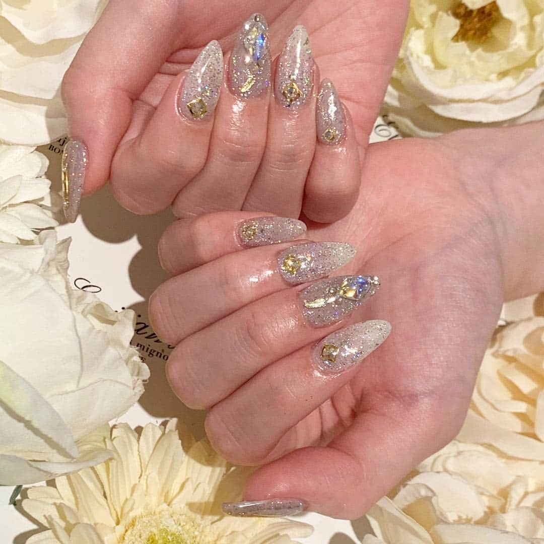 伊東亜梨沙さんのインスタグラム写真 - (伊東亜梨沙Instagram)「newnail💍 今回はhand&foot👄 いつもの @emiriawiz_nailhair で✨ 可愛くてずっと見てる🥺笑 . . #nail #ネイル #newnail」4月8日 18時39分 - arisa__917m