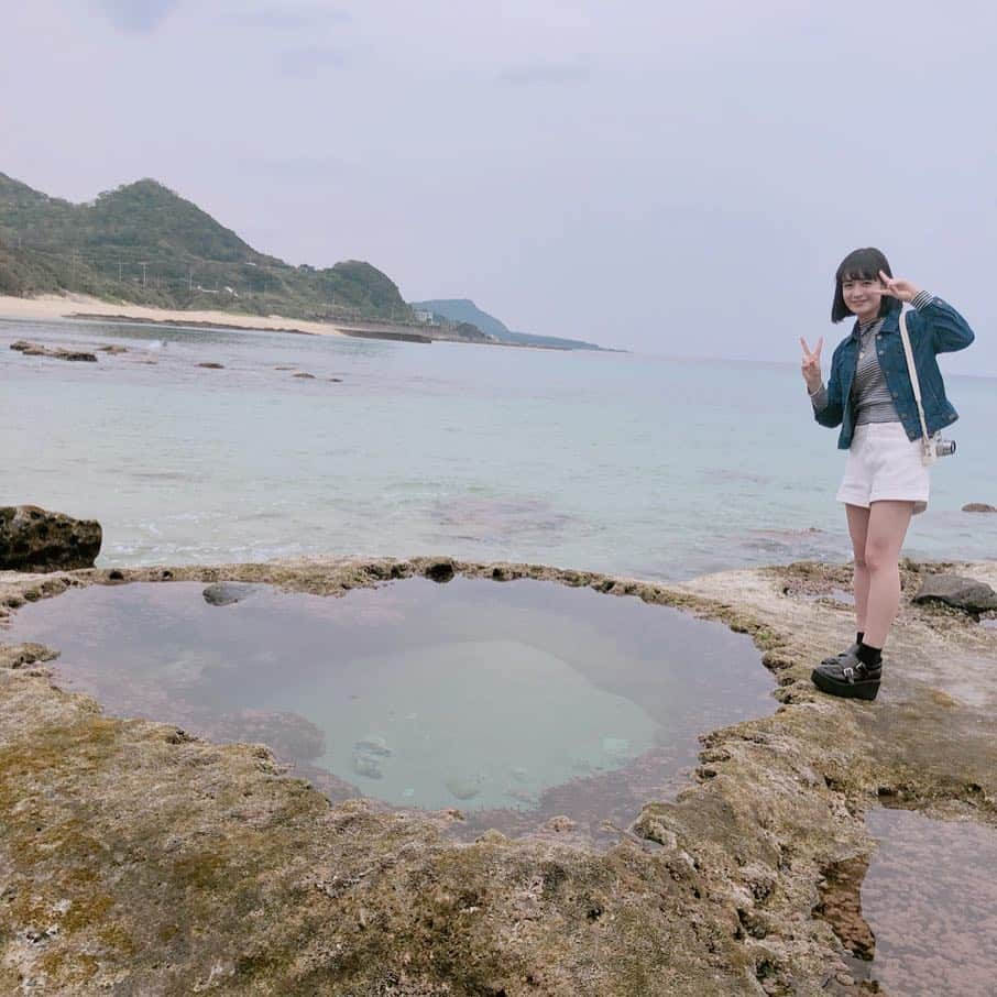 山出愛子さんのインスタグラム写真 - (山出愛子Instagram)「ハートロック💖  干潮の時にしか見られないから ホテルのお姉さんに干潮の時間教えてもらって行ったよ！  ハートの中覗くとめっちゃ綺麗で吸い込まれそうだった〜  駐車場から、すぐ行けるのかと思ってたら、結構な距離があった！ トトロの写真、帰り道に撮ったんだ📷  #150cm #150cmコーデ #sサイズ #sサイズコーデ #ストロベリーサイズ #奄美大島 #奄美 #海 #うみ #ビーチ #海岸 #空 #ハートロック #ハート #💖」4月8日 18時40分 - aiko_yamaide