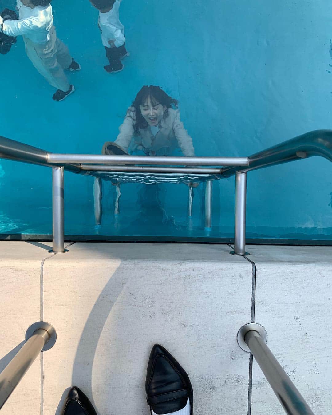 のインスタグラム：「有名なスイミングプール🏊‍♀️ こんな顔になってるなんて気付かなかった…🤣🤣 見返して爆笑が止まらない、、 . #金沢 #金沢旅行 #21世紀美術館 #スイミングプール #レアンドロのプール #レアンドロエルリッヒ」