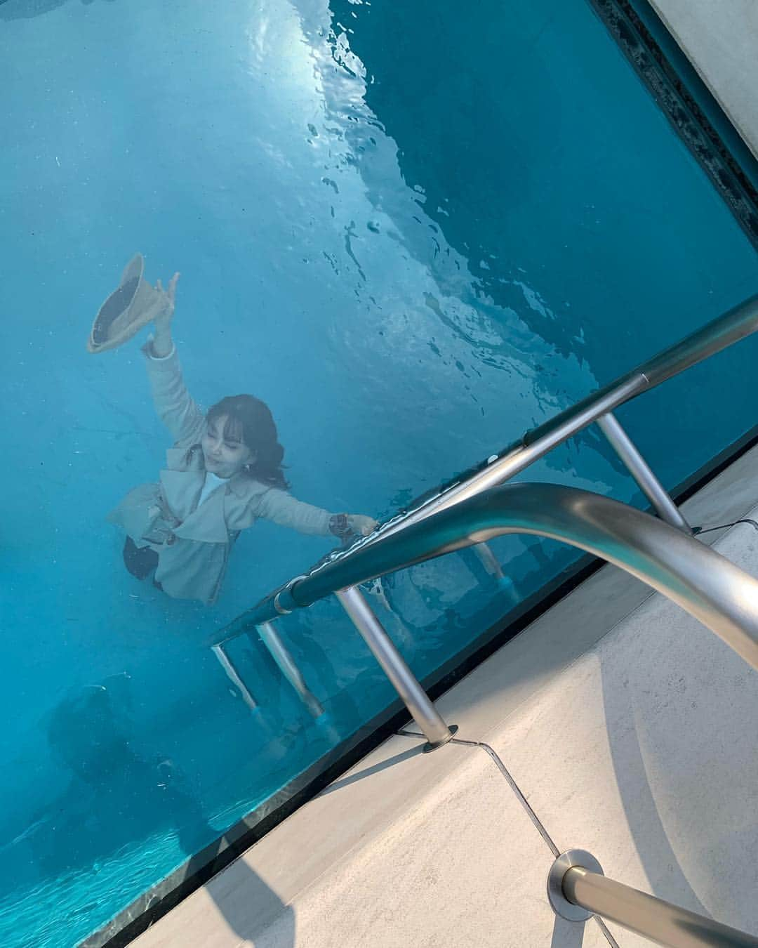 麻亜里さんのインスタグラム写真 - (麻亜里Instagram)「有名なスイミングプール🏊‍♀️ こんな顔になってるなんて気付かなかった…🤣🤣 見返して爆笑が止まらない、、 . #金沢 #金沢旅行 #21世紀美術館 #スイミングプール #レアンドロのプール #レアンドロエルリッヒ」4月8日 18時41分 - maari.0108