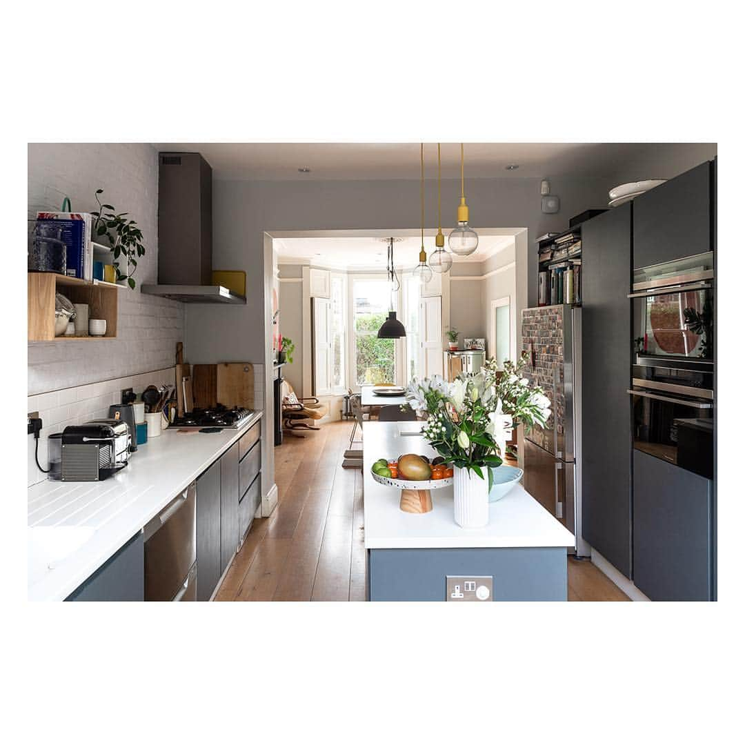 The Modern Houseさんのインスタグラム写真 - (The Modern HouseInstagram)「Generous Proportions: a large Victorian home in Stoke Newington. Link in our bio to view the sales listing for Sandbrook Road.  #interiordesign #stokenewington #themodernhouse」4月8日 18時42分 - themodernhouse