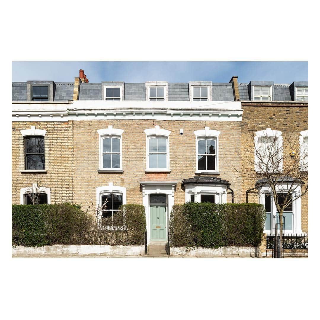 The Modern Houseさんのインスタグラム写真 - (The Modern HouseInstagram)「Generous Proportions: a large Victorian home in Stoke Newington. Link in our bio to view the sales listing for Sandbrook Road.  #interiordesign #stokenewington #themodernhouse」4月8日 18時42分 - themodernhouse