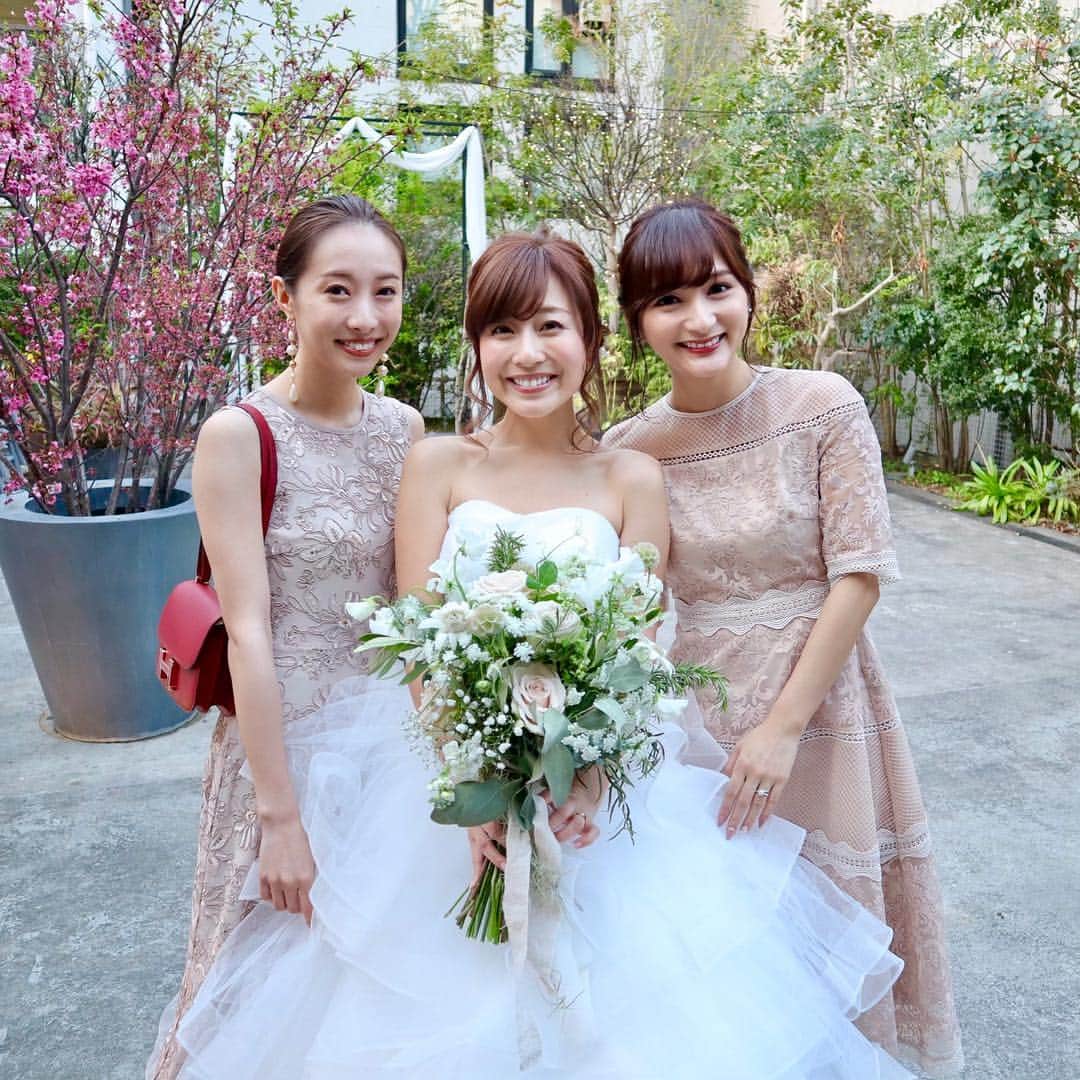 のインスタグラム：「昨日は @saayamizuno さんの結婚式へ💒 幸せそうな笑顔のさあやんがたくさんカメラにおさまっていて、私もまた幸せな気持ち👼  さあやんとの出会いは私が大学に入学したばかりの頃で、確か千駄ヶ谷の駅前での打ち合わせが一緒だったのがキッカケのはず💡笑 思えばもう10年前なのか🤭  そこからトコトコ次の目的地まで一緒に歩いたんだけど、初対面だし先輩なのに人懐っこくたくさんお話ししてくれて、本当に可愛くて優しい方だなあという印象でした💓  それから同じ代のミスコンに出たり一緒に番組のMCをしたりプライベートでも遊んでもらったり、社会人になってからも少し同じ職場で働いたり、振り返ればたくさんの思い出があります✨  素敵な旦那様に出逢って、これまでよりもさらに素敵な笑顔のさあやんを間近で見ることができて、昨日は本当に幸せな1日でした👼  さあやん、末永くお幸せに…💕 . #wedding#weddingdress#weddingparty#bigday#happy#girls#japanese#結婚式#披露宴#ウェディングパーティー#テノハ代官山#テノハ#代官山」