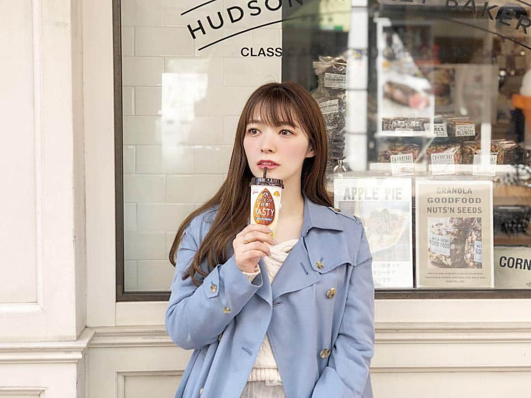 岩根沙恵子?さえみるさんのインスタグラム写真 - (岩根沙恵子?さえみるInstagram)「☕️ 大好きなお友達とベンチでゆっくりタイム🥺💓 暖かい日々が続いてお外が気持ちよくてたまらんっ🤤💟♪ . 飲んでいるのは［アーモンド効果ＴＡＳＴＹ（オリジナル）］🥤🧡 . 香ばしくて美味しい😙💕 やさしい甘さのアーモンドミルクだから、ホッと一息つく時にはもってこい🥺👏♡ 食物繊維やカルシウムも取れるのは嬉しいところ(ˊ•̤ω•̤ˋ)✌️ リニューアルしたし、コンビニで購入出来るから是非チェックしてね♥︎ . 今週はいちご狩り予定だから、お天気良いといいなあ🥺🥺🥺 . #Glico_PR #アーモンド効果TASTY #楽ヘルシー #アーモンド #ヘルシー #仕事休憩 #美容好き #ヘルシースイーツ #食物繊維 #コンビニカフェ #アーモンド効果 #almond #おやつの時間 #tasty #グリコ #休憩時間 #おやつたいむ #おやつタイム #afternoontea #アフターヌーンティー」4月8日 18時52分 - saemiltiii