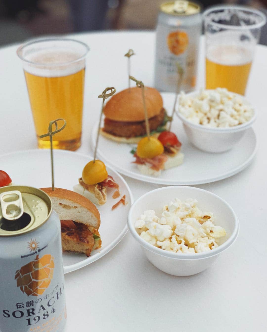 猪鼻ちひろさんのインスタグラム写真 - (猪鼻ちひろInstagram)「🍺﻿ 明日発売されるSORACHI1984の試飲体験してきました！﻿ 1984年に北海道の空知郡上富良野町で生まれ、幾多の苦難を乗り越え世界に認められた伝説のホップ「ソラチエース」 飲みやすくて美味しかった👏🏻﻿ ﻿ 明日までガーデンプレイスで開催されているこのイベントでは、ソラチエースのストーリーがわかるシアター上映もあって、美味しさの秘密などを知ることができて嬉しかった☺️﻿ ひとつの商品をつくりあげるまでの年数とか熱意とか大変さとか、、想像を遥かに超えて物凄かった。 かっこよかったなぁ🌎 #サッポロビール #ソラチエース #SORACHI1984#PR#DRINK」4月8日 18時45分 - inohanachihiro