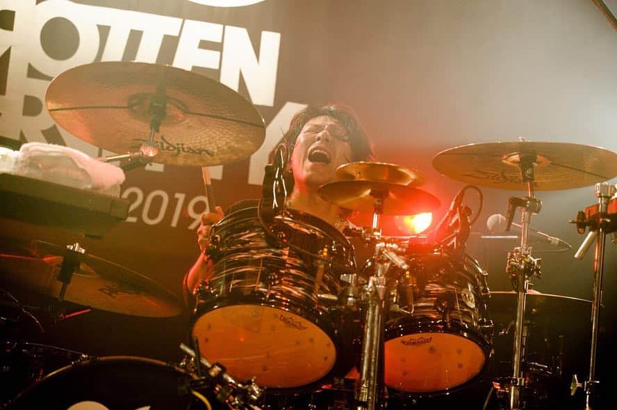 HIROSHIのインスタグラム：「‪20th Anniversary Beginning of the Story‬ ‪小樽GOLDSTONE‬ ‪ライブハウス最高に楽しかったよ。‬ ‪coldrainほんまにほんまにありがとう。‬ ‪各会場に来てくれたみんなほんまにありがとう!!!!!!‬ photo by @ninjajon #ROTTENGRAFFTY‬ ‪#coldrain‬」