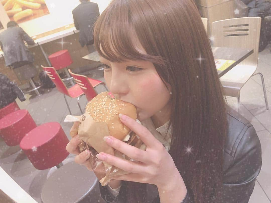 真奈りおなのインスタグラム：「#彼女とデートなうに使っていいよ  ハンバーガーおいしい🍔🍟 #プレステージ専属 #AV女優 #セクシー女優 #シナモロール #photography #ポートレート  #前髪 #前髪アレンジ #photos  #ootd  #かわいい  #プレステージ #秋葉原 #ラムタラ #haircolor  #hairstyle #hairstyles #バーガーキング #ハンバーガー」