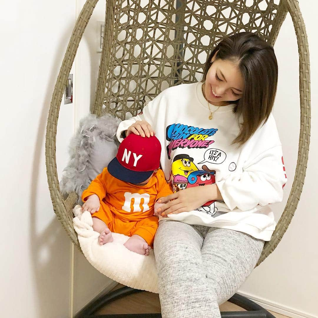 奈保さんのインスタグラム写真 - (奈保Instagram)「m&m's 🍫💛💚💙🧡 . . . #リンクコーデ#お揃いコーデ#親子リンクコーデ#エムアンドエムズ#親子#生後3ヶ月#男の子ママ#ベビー#赤ちゃん#ママリ#ママリミニ#男の子ベビー#新米ママ#ママコーデ#春コーデ#ベビー服#今日のコーデ#プルオーバー#mms#chocolate#mama#mmsworld#ボスベイビー#二重アゴ#どこが首か最近わからない#かわいい🧡」4月8日 18時48分 - naho.0422