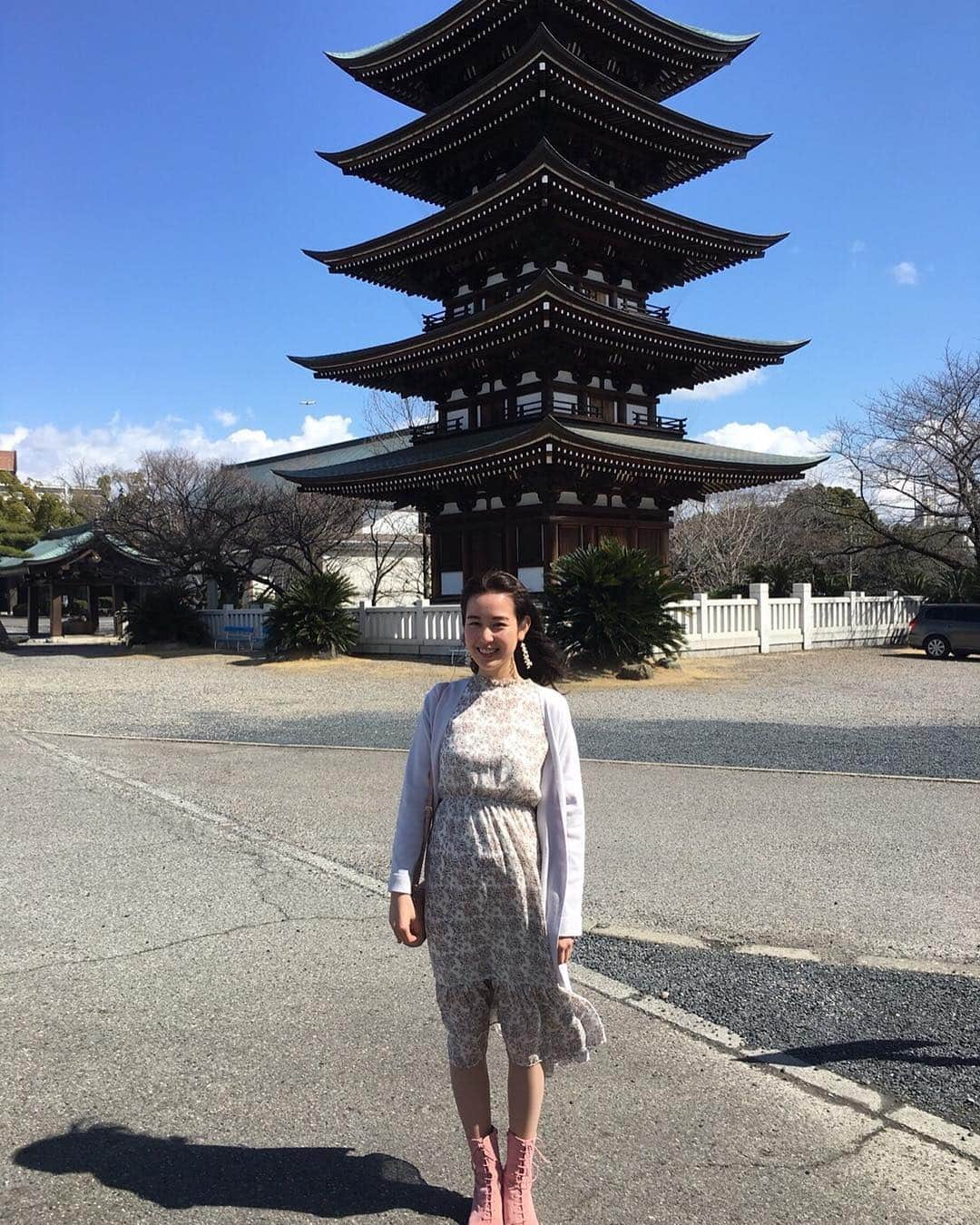 宮武紗里さんのインスタグラム写真 - (宮武紗里Instagram)「. ある晴れた休日☀️ 覚王山に行ってきました。 名古屋の中でもほっとする場所です🐾  昔ながらの老舗飲食店と、海外を思わせる新しいカフェが混ざり合う通り。 そこを抜けると... 日泰寺がどーんと構えています✨  今回の目的は、日泰寺までの通り道にあるカレー屋🍛  というのも、両親が学生時代によくデートで通った店なのです。異国情緒溢れる店内も素敵ですよね🇮🇳 . . 懐かしむ母の横で、変わらないことの有難さをひしひしと感じた休日のお昼でした🍀  #名古屋 #覚王山 #日泰寺 #カレー #東海テレビ #アナウンサー #宮武紗里」4月8日 18時49分 - sari_miyatake