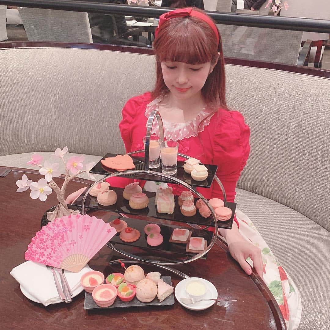 青木美沙子さんのインスタグラム写真 - (青木美沙子Instagram)「ANAインターコンチネンタル東京の桜アフタヌーンティー🌸 和菓子も入っていて、ピンクで可愛かった💓 ホテル周辺の桜も満開🌸今の時期にぴったりな アフタヌーンティーです💓  #anaインターコンチネンタルホテル東京  #さくらアフタヌーンティーセット #アフタヌーンティー #さくらフェア2019」4月8日 18時56分 - misakoaoki