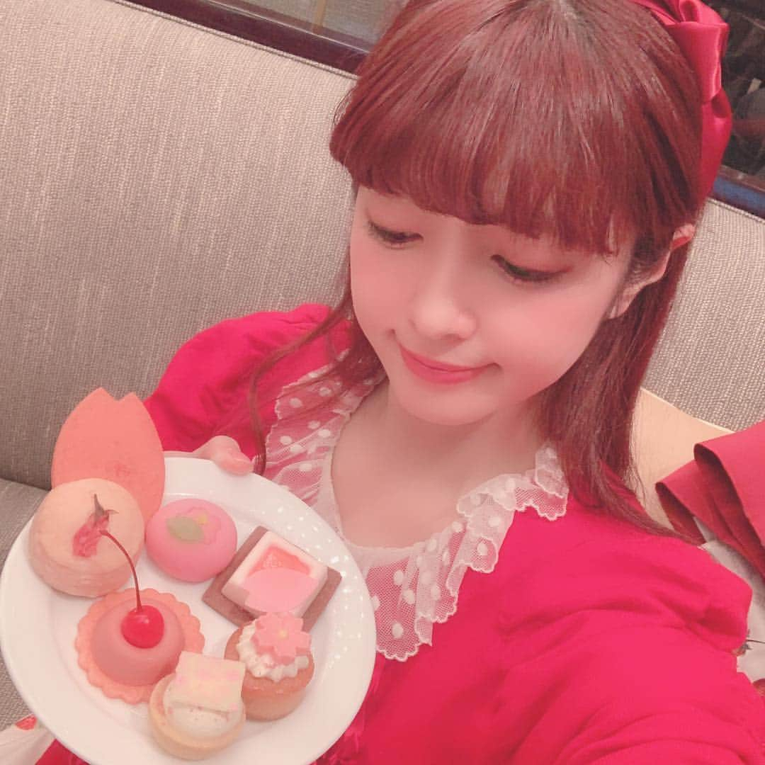 青木美沙子さんのインスタグラム写真 - (青木美沙子Instagram)「ANAインターコンチネンタル東京の桜アフタヌーンティー🌸 和菓子も入っていて、ピンクで可愛かった💓 ホテル周辺の桜も満開🌸今の時期にぴったりな アフタヌーンティーです💓  #anaインターコンチネンタルホテル東京  #さくらアフタヌーンティーセット #アフタヌーンティー #さくらフェア2019」4月8日 18時56分 - misakoaoki