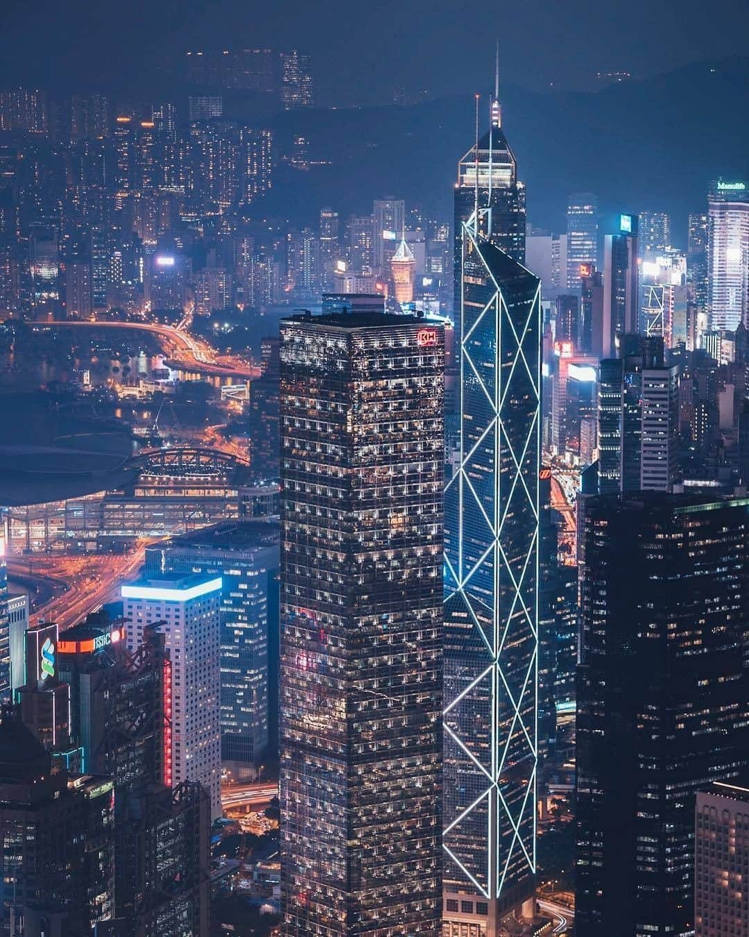 Discover Hong Kongさんのインスタグラム写真 - (Discover Hong KongInstagram)「Get your camera ready for Hong Kong’s spectacular skyline. 香港夜景照，吸讚度破錶！ 香港の高層ビル群はフォトジェニックそのもの。写真に撮らなきゃ！ 📷: @826st #DiscoverHongKong #repost」4月8日 19時00分 - discoverhongkong