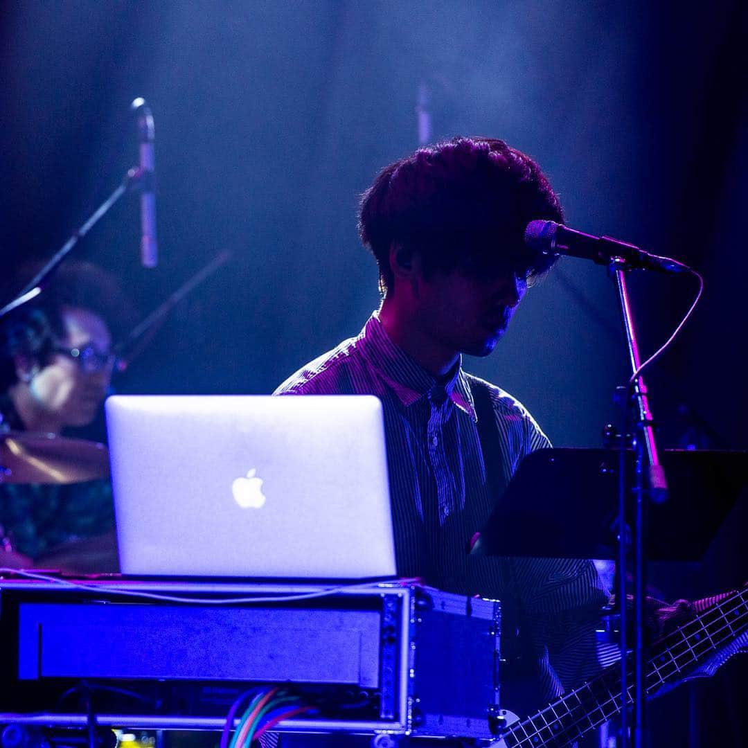 森野光晴のインスタグラム：「リクエストワンマンツアー"SAKANAMON THE UPDATE TOUR"無事完走。  改めて、全会場、お越しいただいた皆様ありがとうございました！  11年間やってきて、沢山曲出したなー、良い曲いっぱいあるなーって、自分達の事ながら感心しちゃいました。  少しずつ、僕らなりにこれからも"アップデート"していけたらと思います。  まず、夏にCDが出せて、また秋冬でツアーまわれることに感謝。 生かされてる。 引き続きよろしくお願いします。  フォトバイ Daisuke Sakai」