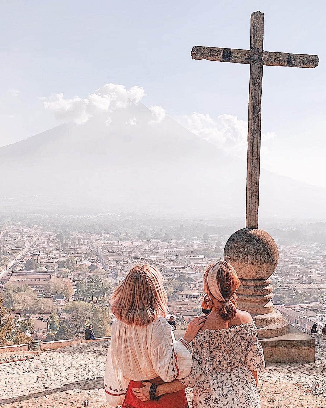 GENIC 公式インスタグラムさんのインスタグラム写真 - (GENIC 公式インスタグラムInstagram)「十字架の丘から見える、アグア山はまるで富士山のよう！ ﻿アンティグアの街に訪れたら必ず行きたいスポット。﻿ 街を一望できます✨﻿ ________________________________﻿ spot #Guatemala﻿ Photo by @cheekygirl_tomo﻿ ________________________________﻿ @genic_japan﻿ 日本を旅したくなる写真、最新スポットなど更新中！﻿ Share amazing photos of Japan to all over the world.﻿ ________________________________」4月8日 19時03分 - genic_mag