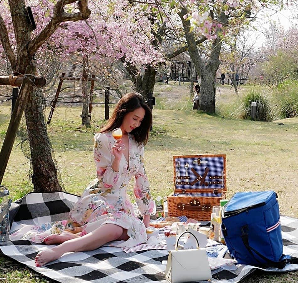 Miyu Toyonagaのインスタグラム：「Weekend gate away🌿 Full of life and color, Picnic under 🌸🌸 Wearing floral dress by @chicwish  お花見満開🌸  週末は伊豆へ。 ピクニックデー🥂」