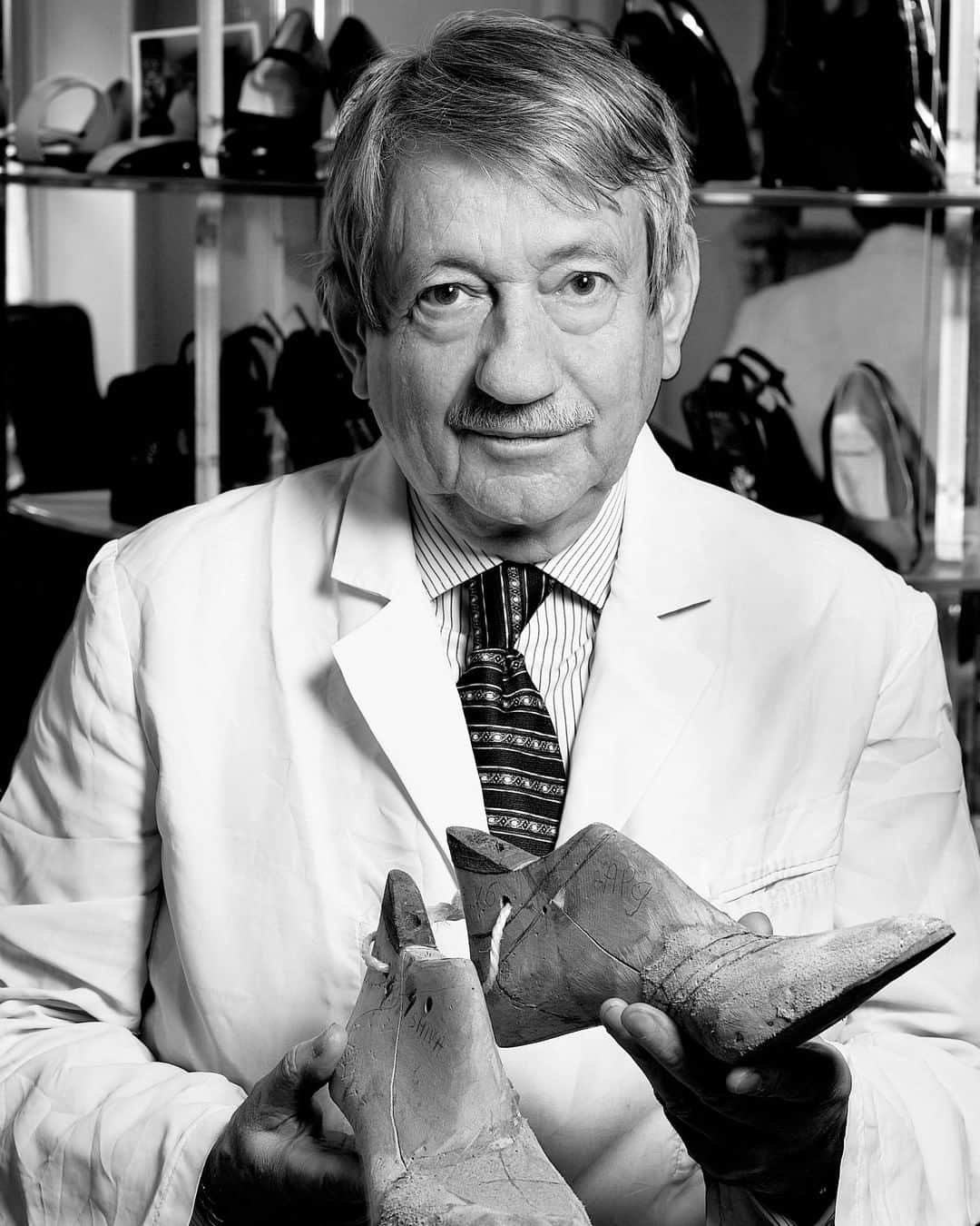 マサロのインスタグラム：「We are sad to share with you that Raymond Massaro passed away at the age of 90. Raymond was able to share his love for shoemaking and its unique know-how to a strong team that pays tribute to him. . #RaymondMassaro #shoemaker #Massaro #bespoke」