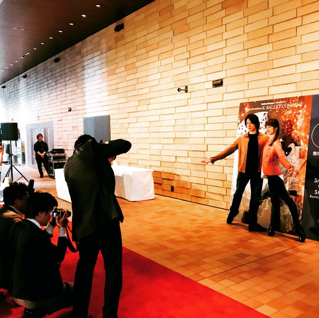 中村祥子さんのインスタグラム写真 - (中村祥子Instagram)「今日は大阪にて「シンデレラ」の プロモーションをしてきました‼️ 久々に訪れた大阪フェスティバルホール、やはりとても素晴らしい劇場です。このような素敵な劇場でまた踊れることが、とても嬉しく、楽しみです✨✨✨ 是非、皆さんも素敵な空間でファンタジー溢れるシンデレラの世界に浸って下さい‼️もちろんシンデレラは、ガラスのトゥシューズを履いて踊りますよ😍 #osaka #festivalhall #cinderella #promotions #miyaoshuntaro #shokonakamura」4月8日 19時07分 - shoko_officialpage