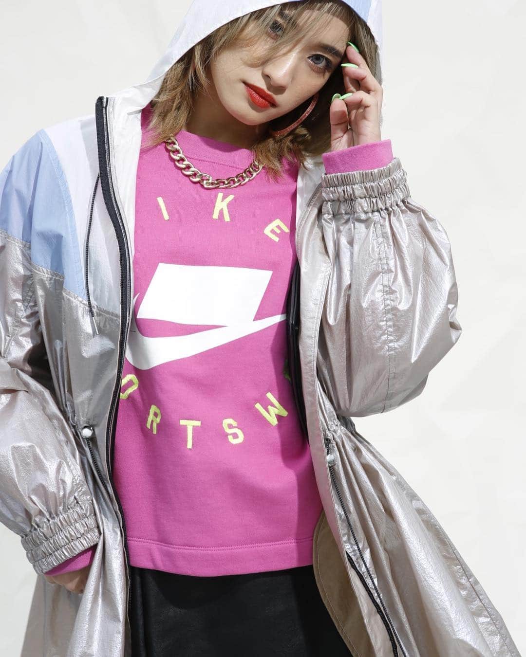 のインスタグラム：「atmos mag Vol.15でE-girls/Happiness/スダンナユズユリーののYURINOさん着用でお披露目となったNIKE AS W NSW NSP CREW FLC。 ゆったりと、心地よくナイキ スポーツウェア NSW ウィメンズ クルーは、体をゆったりと包み込むボーイフレンドフィットのシルエット。 カラーコントラストの効いた印象的なデザインです。 現在atmos pink各店、atmosオンラインストアーにて発売中！！ NIKE AS W NSW NSP CREW FLC FT BF ￥8,500（＋TAX） #atmospink#atmos#NIKE#NSW#atmosjapan#アトモスピンク#アトモス#ナイキ」