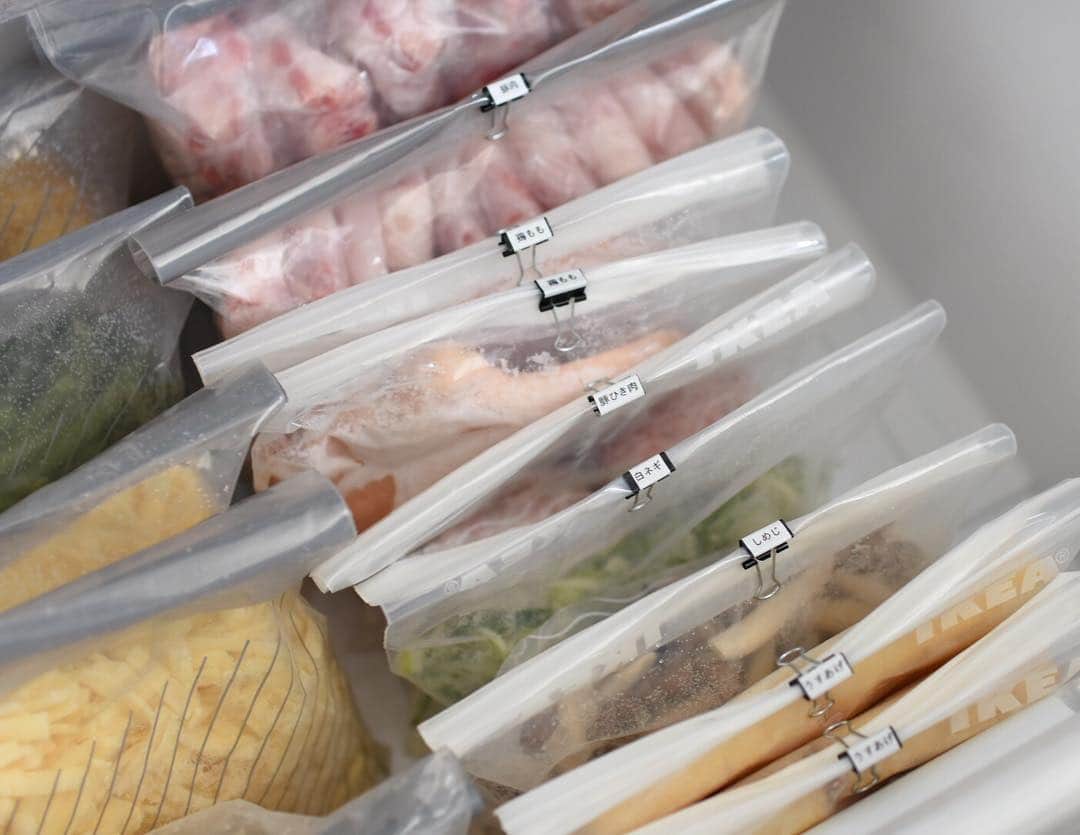 ムクリ［mukuri］さんのインスタグラム写真 - (ムクリ［mukuri］Instagram)「食材をムダにしない！使いやすさを追求した冷蔵庫の活用方法（st.345さん）﻿ ﻿ 毎日幾度となく開け閉めする冷蔵庫。﻿ ライフスタイルや冷蔵庫の容量によって、中の収納は人それぞれかと思いますが、共通して言えるのはやはりムダを減らすこと。﻿ ﻿ 冷蔵庫の奥の方に期限切れの食材が出てくる・・・なんて経験はみなさんも経験あるかと思います。﻿ ﻿ 育ち盛りの娘さんが二人、四人家族で日々の食材も多く、冷蔵庫は常にパンパンというst.345さん。﻿ ﻿ 冷蔵庫をすっきり保つだけでなく、いかにムダを省き、仕事帰りでも効率的に作業ができるか、そんな視点で収納をされています。﻿ ﻿ 買ってきた食材も下ごしらえをして収納する。﻿ 収納することが目的ではなく、あくまでも使うことに重点を置いた収納が、冷蔵庫のムダを減らしているな、と感じました。﻿ ﻿ @st.345 さん﻿ ありがとうございました！﻿ ﻿ ▶詳細はプロフィールのURLよりご覧ください﻿ プロフィールはこちらから﻿ @mukuri_official ・﻿ ﻿ ﻿ #ムクリ﻿ #キッチン﻿ #冷蔵庫収納﻿ #整理整頓﻿ ﻿ ﻿ #台所 #kitchen #キッチン収納 #マイホーム計画 #マイホーム記録 #マイホーム建築中 #家づくり #家 #おうち #住まい #新築 #新築一戸建て #注文住宅 #インテリア #モノトーンインテリア #マンションインテリア #賃貸インテリア ﻿ ﻿ #整理整頓 #収納 #賃貸暮らし #マンション暮らし #暮らし #くらしの編集 #暮らしを楽しむ #日々の暮らし #丁寧な暮らし﻿」4月8日 19時08分 - mukuri_official