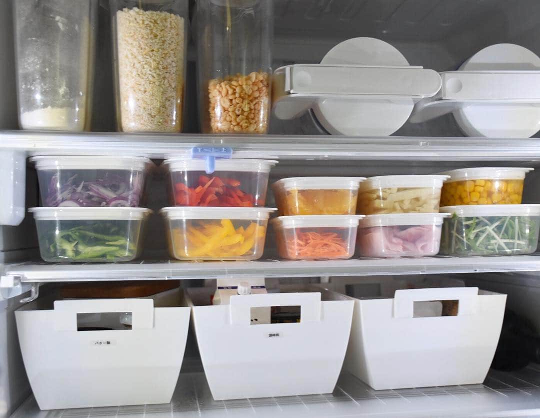 ムクリ［mukuri］さんのインスタグラム写真 - (ムクリ［mukuri］Instagram)「食材をムダにしない！使いやすさを追求した冷蔵庫の活用方法（st.345さん）﻿ ﻿ 毎日幾度となく開け閉めする冷蔵庫。﻿ ライフスタイルや冷蔵庫の容量によって、中の収納は人それぞれかと思いますが、共通して言えるのはやはりムダを減らすこと。﻿ ﻿ 冷蔵庫の奥の方に期限切れの食材が出てくる・・・なんて経験はみなさんも経験あるかと思います。﻿ ﻿ 育ち盛りの娘さんが二人、四人家族で日々の食材も多く、冷蔵庫は常にパンパンというst.345さん。﻿ ﻿ 冷蔵庫をすっきり保つだけでなく、いかにムダを省き、仕事帰りでも効率的に作業ができるか、そんな視点で収納をされています。﻿ ﻿ 買ってきた食材も下ごしらえをして収納する。﻿ 収納することが目的ではなく、あくまでも使うことに重点を置いた収納が、冷蔵庫のムダを減らしているな、と感じました。﻿ ﻿ @st.345 さん﻿ ありがとうございました！﻿ ﻿ ▶詳細はプロフィールのURLよりご覧ください﻿ プロフィールはこちらから﻿ @mukuri_official ・﻿ ﻿ ﻿ #ムクリ﻿ #キッチン﻿ #冷蔵庫収納﻿ #整理整頓﻿ ﻿ ﻿ #台所 #kitchen #キッチン収納 #マイホーム計画 #マイホーム記録 #マイホーム建築中 #家づくり #家 #おうち #住まい #新築 #新築一戸建て #注文住宅 #インテリア #モノトーンインテリア #マンションインテリア #賃貸インテリア ﻿ ﻿ #整理整頓 #収納 #賃貸暮らし #マンション暮らし #暮らし #くらしの編集 #暮らしを楽しむ #日々の暮らし #丁寧な暮らし﻿」4月8日 19時08分 - mukuri_official