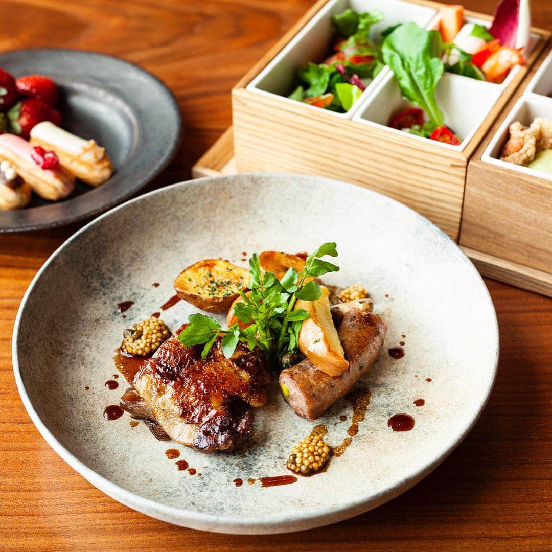 Andaz Tokyo アンダーズ 東京さんのインスタグラム写真 - (Andaz Tokyo アンダーズ 東京Instagram)「Take the variety and convenience of the #bentobox to dinner with The Tavern – Grill & Lounge’s Evening Box 🍱 Enjoy 7 kinds of appetizers, your choice of grilled Japanese beef or duck confit main dish, seasonal dessert and a drink, all for ¥4,800 (excluding tax and service charges). Available only when you reserve online 🌟 https://bit.ly/2VpC6PU - アンダーズ 東京のメインダイニングでもっと気軽にディナーをお楽しみいただけるイブニングボックスがオンライン限定で登場。🍱 ボックスに入った7種の前菜に、選べるメインディッシュとデザート、ワンドリンクがついて4,800円（税・サ別）。 気軽なデートやお友達とのお食事にホテルのダイニングでお食事はいかがですか？ 😋 https://bit.ly/2UEsYtT」4月8日 19時08分 - andaztokyo
