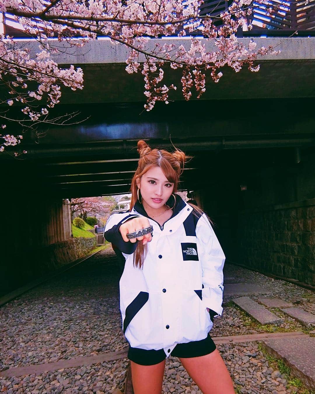 鈴木まりなのインスタグラム：「  #メリケンサック 👊🏾🔥💥   #ノースフェイス #ragegtxshelljacket」