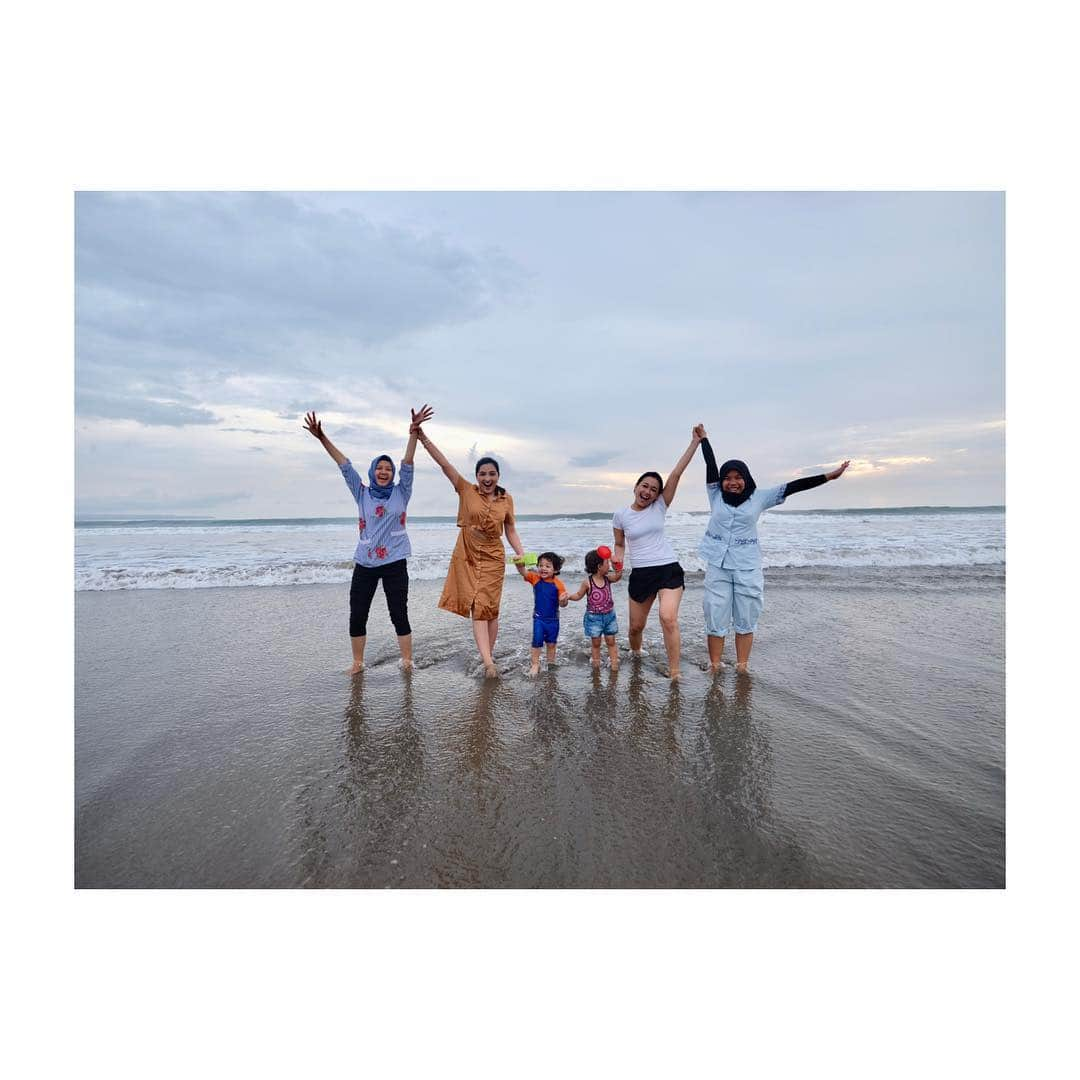 Ashantyさんのインスタグラム写真 - (AshantyInstagram)「Supit, bunda, achabi, maiam, maika, yunces😍 #bali」4月9日 0時42分 - ashanty_ash