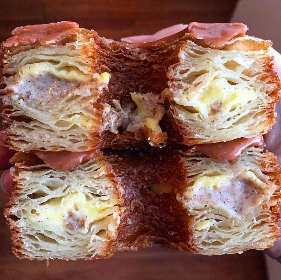 DOMINIQUE ANSEL BAKERYさんのインスタグラム写真 - (DOMINIQUE ANSEL BAKERYInstagram)「Those layers. 🙌 April’s Cinnamon Roll Custard Cronut® for NYC, looking good, filled with cinnamon roll ganache and creamy custard. Preorders are up at NYC.CronutPreorder.com. #Cronut #DominiqueAnselBakery (📸 regram from @ellenost)」4月9日 0時34分 - dominiqueansel