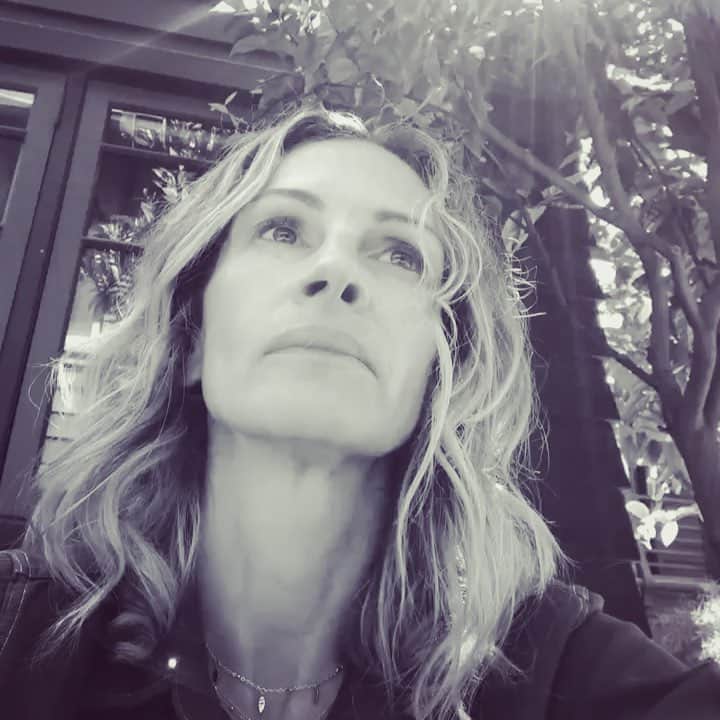 ジュリア・ロバーツのインスタグラム：「Nearly 8 in 10 #LGBTQ students experience verbal harassment in school. Such harassment silences youth, preventing them from thriving in school. On Friday, April 12, thousands of students will join the #DayofSilence, the largest student-led national protest in support of safe & inclusive schools, supported by @GLSEN.  You too can join in support of #dayofsilence by heading over to glsen.org/silence (link in bio)」