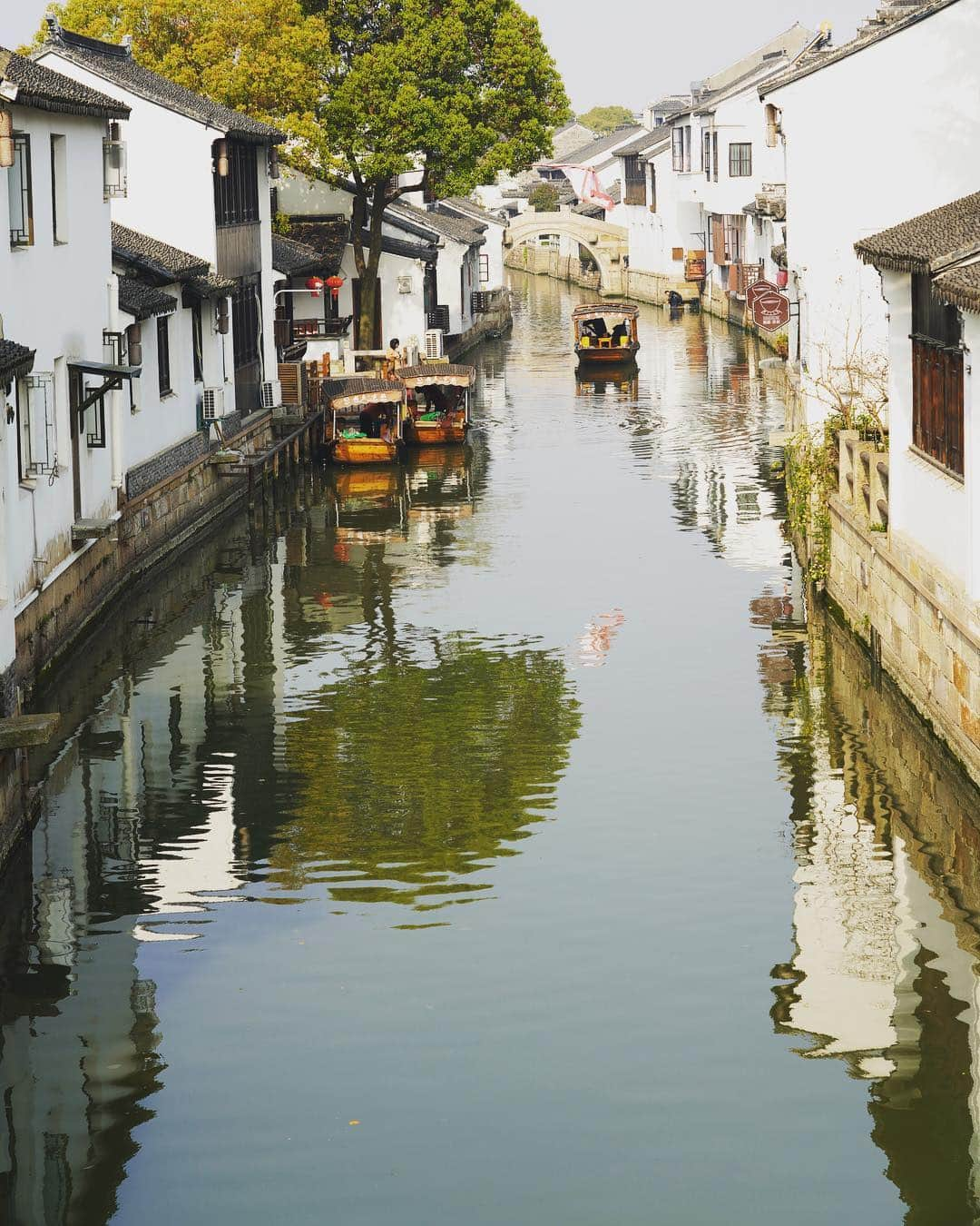 Michael Yamashitaさんのインスタグラム写真 - (Michael YamashitaInstagram)「Another angle on Luzhi Watertown. This particular canal was a favorite subject of the artist Wu Guanzhong . Here’s my photograph from yesterday along with one of his water colors from the early 1980s. Following his travels around China on assignment for @Natgeomedia #wuguanzhong #suzhou #watertown #jiangsu #luzhi」4月9日 0時38分 - yamashitaphoto