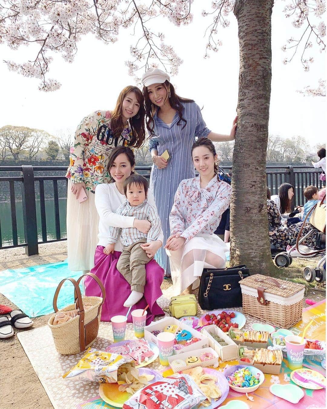 のインスタグラム：「インスタ映え隊長の呼びかけで かわいいピクニック🥪🍩🍭🧺💕﻿ ﻿ ポカポカのお花見日和で、﻿ 桜も見事に満開で、最高でした🌸﻿ ﻿」