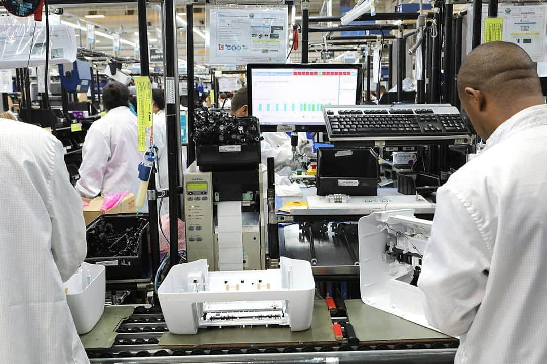 HP（ヒューレット・パッカード）のインスタグラム：「A Sao Paulo factory is pioneering zero-waste manufacturing and closing the loop with plastics. We’re helping make Brazil the epicenter of sustainability innovation in Latin America by recycling products into new ones and forging ties with local communities. Here, in knee-length white coats and brown, rubber-soled shoes, hundreds of workers assemble printers in stations where they attach components, one printer at a time. Read more by visiting the link in our bio. ♻️」