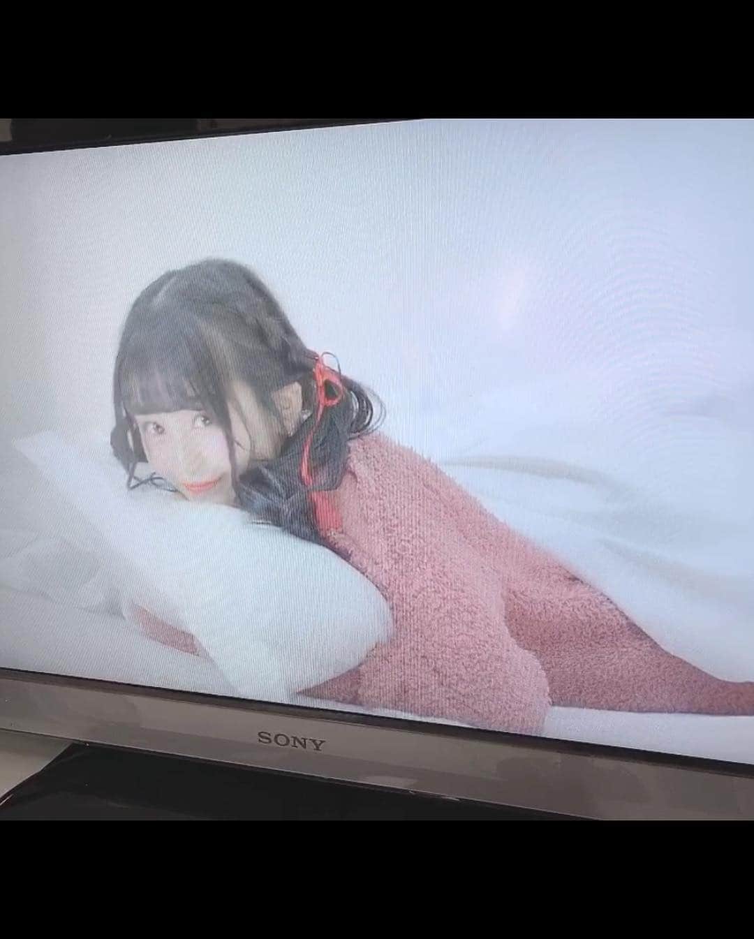 茉井良菜さんのインスタグラム写真 - (茉井良菜Instagram)「𓂃𓂃♥︎ . . . . 本日フラゲ日！💫 . 私が所属してるアイドルグループ 《煌めき☆アンフォレント》 . 4/9 (火) 両A面シングル 『奇跡≒スターチューン / 光彩⌘スターティングオーバー』が発売します〜〜！ . . ゴー☆ジャスさんゲスト出演の、 「奇跡≒スターチューン」MV https://youtu.be/xjxOpI5HQS4 . . 写真は撮影のオフショット❤︎* 最後は動画！こんな感じで撮ってたよ〜〜、！ . 4/11(木)のライブの特典会は、このパジャマを着用するので🥺 ぜひ会いに来てね〜〜！♡ . . ♥︎ ．𓂃 . . #japanesegirl #japaneseidol #idol #kirafore #キラフォレ #煌めきアンフォレント #煌フォレ #茉井良菜 #マツイラナ . .」4月8日 19時18分 - yonsuchan