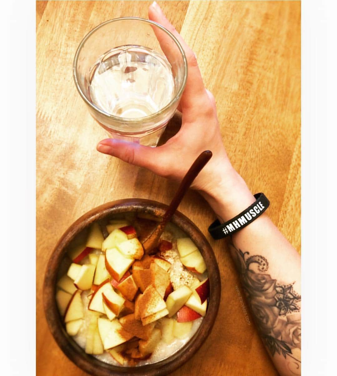 トレーシー・キスさんのインスタグラム写真 - (トレーシー・キスInstagram)「Im starting my day with a bowl of vegan gluten free porridge topped with apples and cinnamon my darlings. Did you know apples are rich in antioxidants and fibre and help to reduce the risk of cancer, heart disease, high blood pressure and diabetes? Check out @mentalhealthmuscle if you get time, I’m so proud of these guys focusing on mental health in fitness. Let’s recognise the importance of feeling ok in ourselves from the inside out my darlings 🙏🏼------------------------ #porridge #glutenfree #apples #mentalhealth #tracykiss #girlswithmuscles #bodygoals #femaleempowerment #muscles #booty #tattoo #healthy #bodytransformation #inspiration #wcw #motivation #ootd #fashion #weightloss #fitness #weightlossjourney #girlpower #thick #ootn #lotd #veganism #girl #gym #bodybuilding #vegan」4月8日 19時11分 - tracykissdotcom