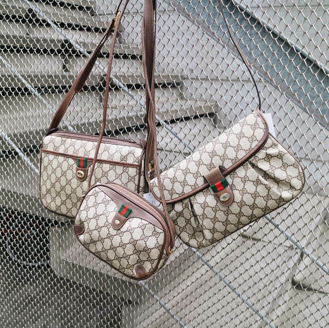 のインスタグラム：「OLD GUCCI shoulder bags  Free Shipping Worldwide✈️ DM for more information ≫ ≫ ≫✉️ info@amorevintagetokyo.com  #ヴィンテージ #グッチ #ヴィンテージグッチ #ヴィンテージブランドブティック #アモーレ #アモーレトーキョー #表参道 #東京  #vintage #Gucci #vintagegucci #guccivintage #vintagebrandboutique #AMORE #amoretokyo #Tokyo #Omotesando #amoretokyo」