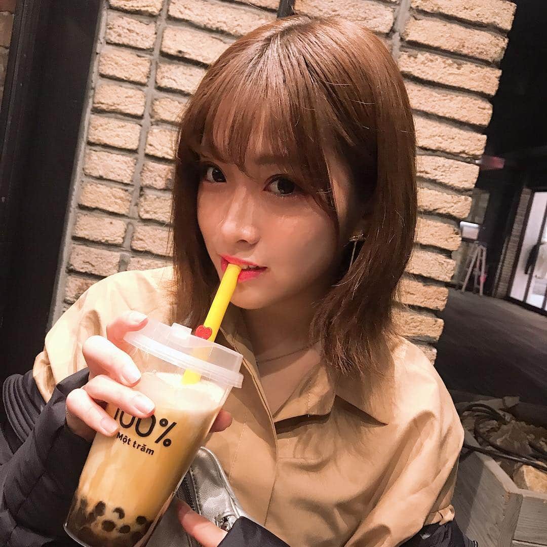 市川愛美のインスタグラム：「. 原宿【もっちゃむ】 100%って書いてもっちゃむって読みます！  ここは手ごねのタピオカで 毎朝作られている 生タピオカが売り！  タピオカの革命！ 食感は1番ってくらい タピオタとして自負します！  ドリンクは4種類しかないから あまり悩まなくてすみます！  私が飲んでるのは写真左の｢沖縄黒糖ミルク｣だけど 妹が飲んだ写真右の「いちごアールグレイミルクティー」が私は個人的に好きでした！  #タピオカ#タピオカミルクティー#タピオカ巡り#黒糖タピオカ#もっちゃむ#モッチャム#原宿#原宿タピオカ#タピ活#タピオタ#まなタピ」