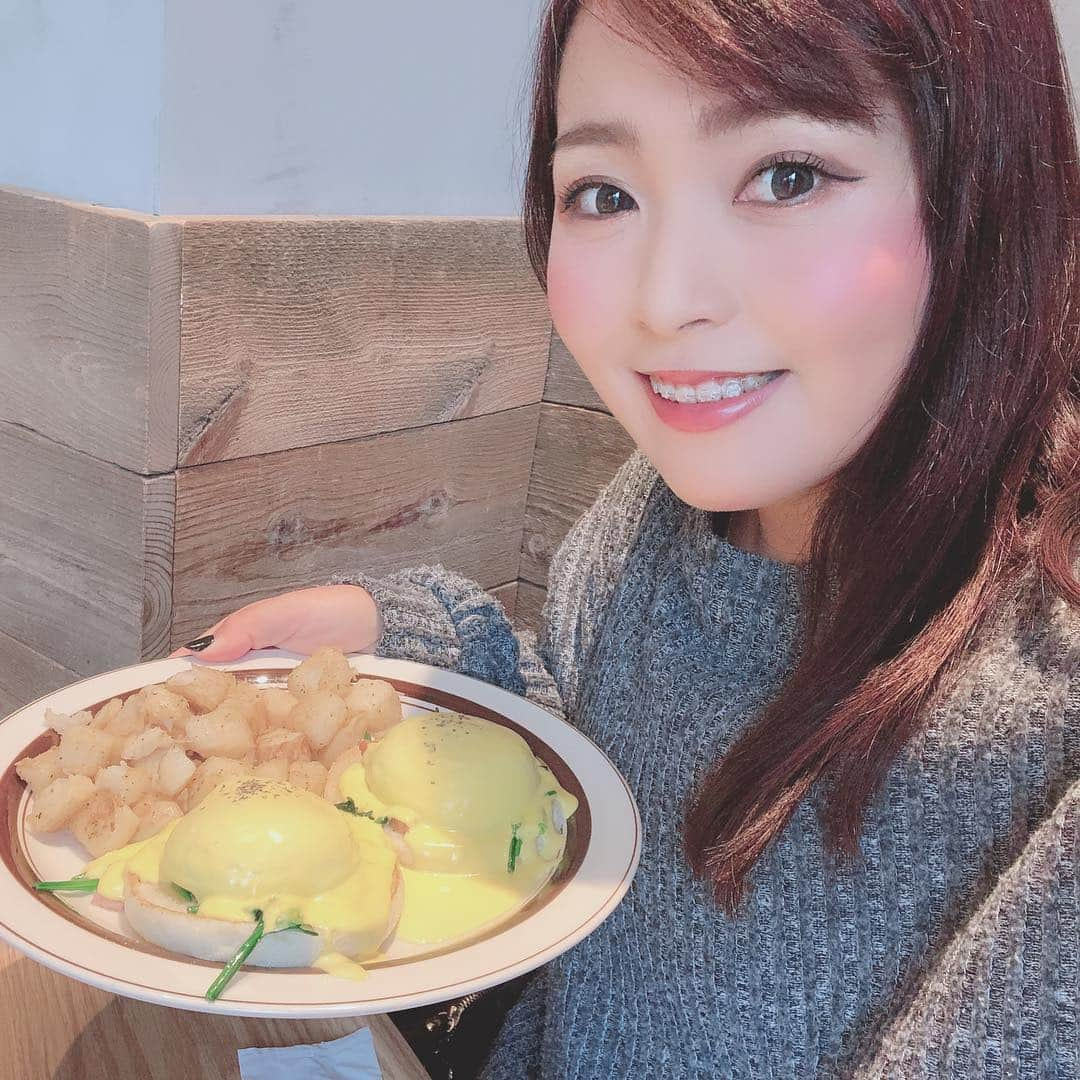 青木瀬令奈さんのインスタグラム写真 - (青木瀬令奈Instagram)「大好きなおばあちゃんとまりな(姉)とブランチ🍽❤️ おばあちゃんが食べたことないお店に連れて行こうということで、、 #eggsnthings  #brunch  私はいつもの！🥰 #エッグベネディクト  #eggsbenedict  おばあちゃんはお米が好きなので #ロコモコ  #locomoco  まりな(姉)もいつも通り #オムレツ  #omelette  久しぶりに6人と3匹が集まったので、夜は2日が誕生日だった叔母と28日が誕生日のまりなの誕生日パーティ🎂でした🌸 #loveandthankyou  #家族  #家族団欒  #family  #感謝」4月8日 19時17分 - serenaaoki_official