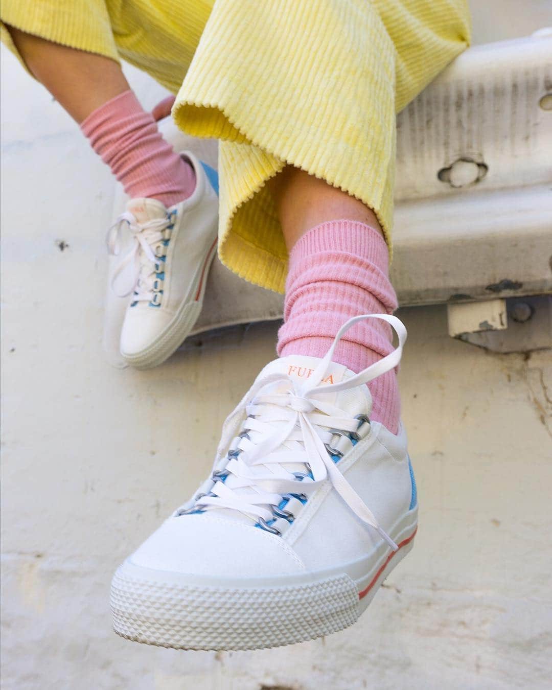 フルラさんのインスタグラム写真 - (フルラInstagram)「@tarachandra_ puts her best foot forward in our show-stopping Furla Hikaia Low sneakers.  Discover more via the link in bio.  #furlafeeling #newcollection #furla #accessories #fashion #furlasneakers」4月8日 19時18分 - furla