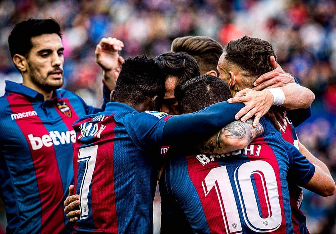 レバンテUDさんのインスタグラム写真 - (レバンテUDInstagram)「JUNTOS en la batalla #Laliga #OrgullGranota 🐸🔵🔴 ---- #MachoLevante #LevanteUD #futbol #Football #LaLigaSantander #ValenciaLevante @betway_es @officialmacron」4月8日 19時28分 - levanteud