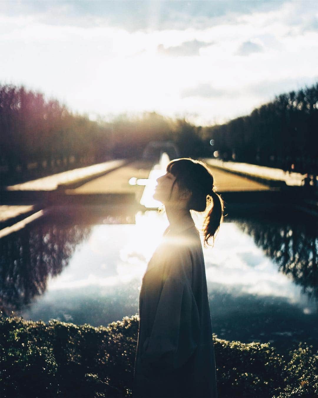 GENTAのインスタグラム：「みんなでお花見をした帰り道 夕陽がとても綺麗だった。 #nokton ㅤ My original Lightroom presets were released at @curbonjp . Please check the URL on my profile for detail. ㅤ 僕のオリジナルLightroomプリセットが @curbonjp から発売されました。配信されているプリセットは僕が実際に写真編集で利用しているものです。プリセットの詳細はプロフィールのURLからご確認ください。 ㅤ」