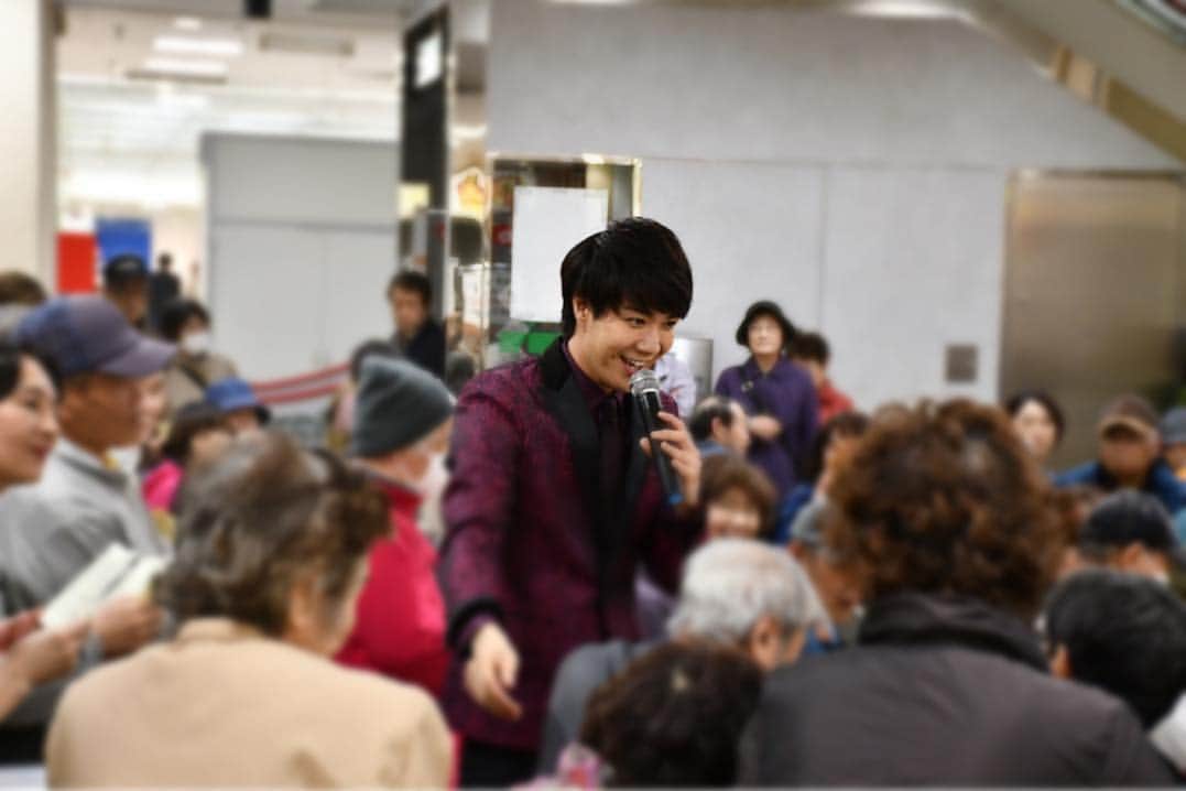 中澤卓也さんのインスタグラム写真 - (中澤卓也Instagram)「今日は関西キャンペーン最終日、イズミヤの千里丘店さん＆大久保店さんにお邪魔しました🙇‍♂️ 平日なのに大勢のお客様、皆様ありがとうございました！またお会いしましょう！✨ #関西キャンペーン #イズミヤ千里丘店 #イズミヤ大久保店 #ありがとうございました #茜色の恋 #中澤卓也」4月8日 19時21分 - takuya_nakazawa.118