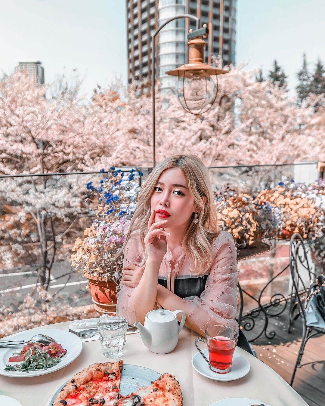 Stella Leeさんのインスタグラム写真 - (Stella LeeInstagram)「Found the prettiest restaurant ever in Tokyo during Sakura season. Shall I reveal the restaurant’s name? 🤫 comment below who wants to know!」4月8日 19時22分 - stellalee92