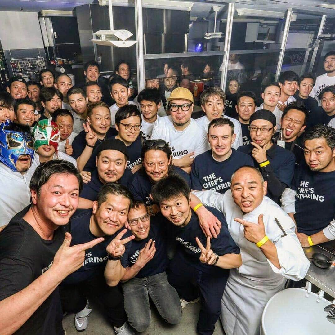 本田直之のインスタグラム：「The Chef's Gathering Vol3@ TRUNK HOTEL  年に1度トップシェフ40人がジャンルを超えて一堂に集まり、垣根をぶち壊し、普段着の料理でもてなし合いながら、将来の業界の進化と発展につなげようということでシェフ限定、招待制で始めたシークレットイベントの3年目。  先日発表されたAsia's 50 Best Restaurants にランクインした、世界で闘う6人のシェフのお祝いもかねて。  この日、一日限り、多分世界初と思われる、クラブ仕様にした地下の巨大バンケットキッチンが会場という、チームトランクでなければ絶対に実現できない、圧巻のセッティング。  キッチンだったおかげてシェフが生き生きして楽しそうで、目の前で繰り広げられる料理はライブ感満載。  今年も普段あり得ないような様々なシェフのコラボも生まれ、今後に繋がりそうな予感。  この会が将来の日本の料理界にプラスに成ることを祈ってます！  最後に、今年も完璧なサポートをしてくれた、TRUNKよしたか、古賀、あや、そしてトランクメンバーみんな、ありがとう！ 最高にクレイジー！！ - - DJ  FPM 田中  Speciql Thanks  Dom Perignon サンペレグリノ・アクアパンナ  Supported by TRUNK (HOTEL)  Produced by Naoyuki Honda - -- 傳 長谷川在祐 フロリレージュ 川手寛康 ラシーム 高田裕介 ラ メゾン ドゥ ラ ナチュール ゴウ　福山剛 茶禅華 川田智也 Sugalabo　須賀洋介 天ぷらくすのき 楠忠師 よろにく Vanne桑原  よろにく　早川剛 御料理宮坂 宮坂展央 はっこく 佐藤博之 星のや東京 浜田統之 マルゴットエバッチャーレ 加山賢太 サローネ 樋口敬洋 ODE 生井祐介 ラ・ブリアンツァ　奥野義幸 The Burn 米澤文雄 鰻はし本 橋本正平 Tacubo 田窪大祐 キュイジーヌ[s] ミッシェル・トロワグロ ギョームブラカヴァル キュイジーヌ[s] ミッシェル・トロワグロ ミケーレアッバテマルコ Pages (Paris)手島竜二 初音鮨 中治勝 INUA トーマス・フレベル 七鳥目 川名直樹 一凜 斉藤宏文 長谷川稔　長谷川稔 羊サンライズ 関澤波留人 日本料理たかむら 高村宏樹 Sola Factory 吉武ひろき 片折 片折卓也 すし処めくみ 山口尚享 鮨唐島  唐島裕 山崎 山崎志郎 恵比寿えんどう 遠藤記史 鮨あらい　新井祐一  田中知之 DJ 大橋直誉 Drink Director  齋藤隆一 TRUNK(BAR) mixologist 松本日出彦 松本酒造 黒木信作 黒木本店 岡田右京 Photo 冨田直樹 Movie 中村孝則 Best 50 Chairman 大類知樹 Dining Out 渡部建  浜田岳文  青田泰明  古賀久夫 TRUNK HOTEL 小南綾 TRUNK HOTEL 野尻佳孝 TRUNK HOTEL 本田直之 Produce  #thechefsgathering #asias50bestrestaurants #trunkhotel #domperignon  #Sanpellegrino #tabelog」