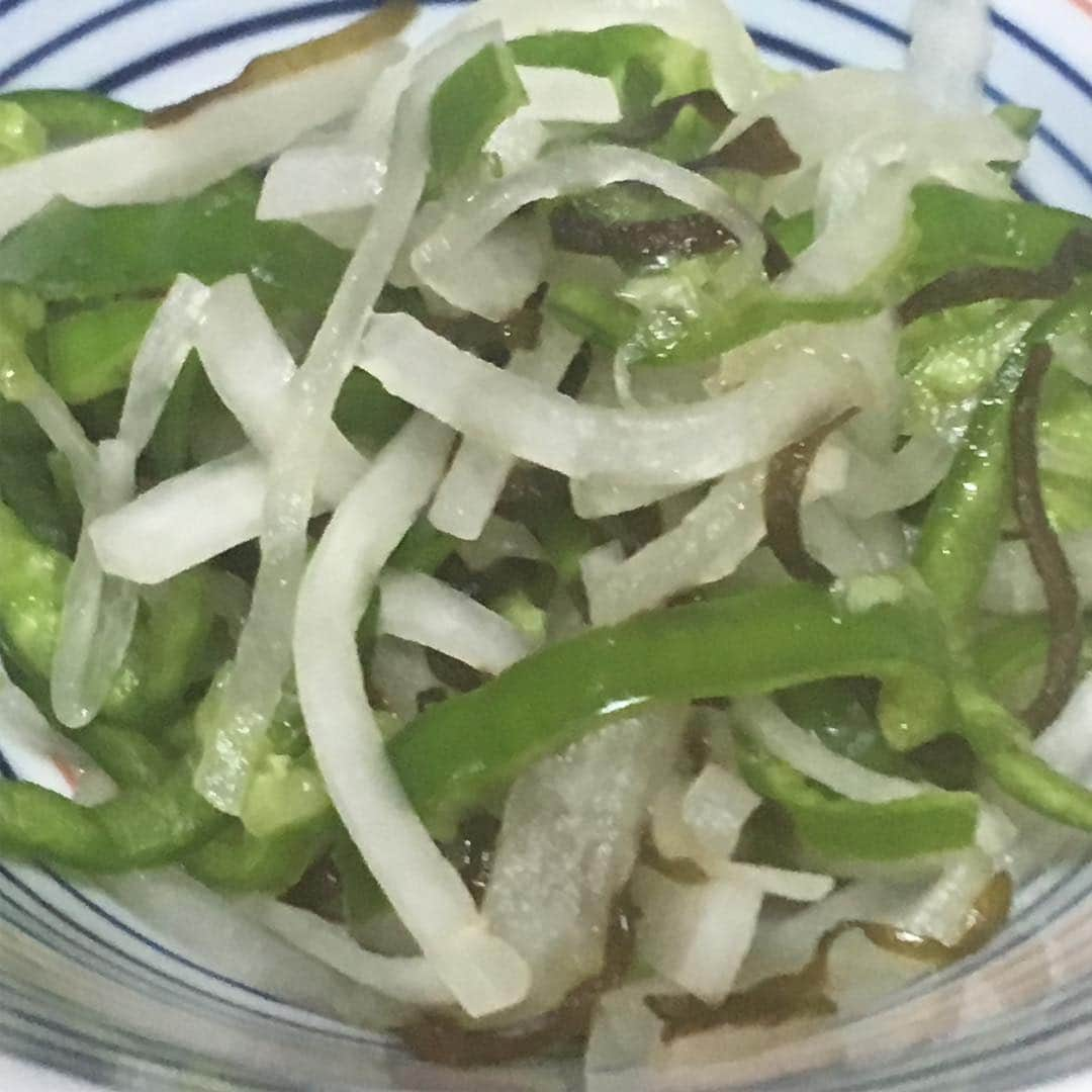 柳家さん生さんのインスタグラム写真 - (柳家さん生Instagram)「4/8晩ご飯だぁ〜 豚ばら水菜はりはり鍋 蒟蒻胡麻味噌和え 大根ピーマン塩昆布揉み 作っただぁ〜👍 #さん生 #はりはり鍋 #蒟蒻 #ピーマン #塩昆布 #胡麻味噌和え」4月8日 19時30分 - waraiguma1957