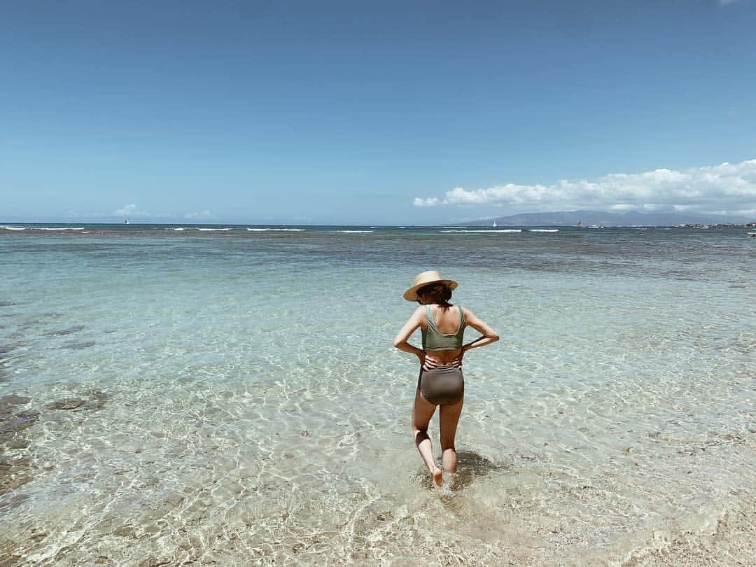 春名亜美さんのインスタグラム写真 - (春名亜美Instagram)「写真じゃわからないけどお魚が沢山🐠 水が透明だから、よく見える👀 私もシュノーケリングしてみようかな🥽 ・ ・ ・ #Hawaii #ハワイ #男の子ママ #ハワイ生活 #hawaiilife #ハワイ暮らし #beach #ビーチ #beachday」4月8日 19時32分 - amiharunaami